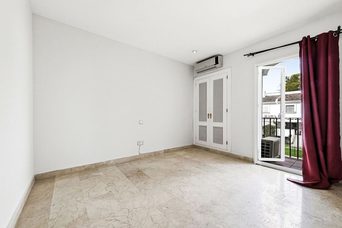 4 sypialnia Dom na sprzedaż w Nueva Andalucia z basenem garażem - 625 000 € (Ref: 9858156)