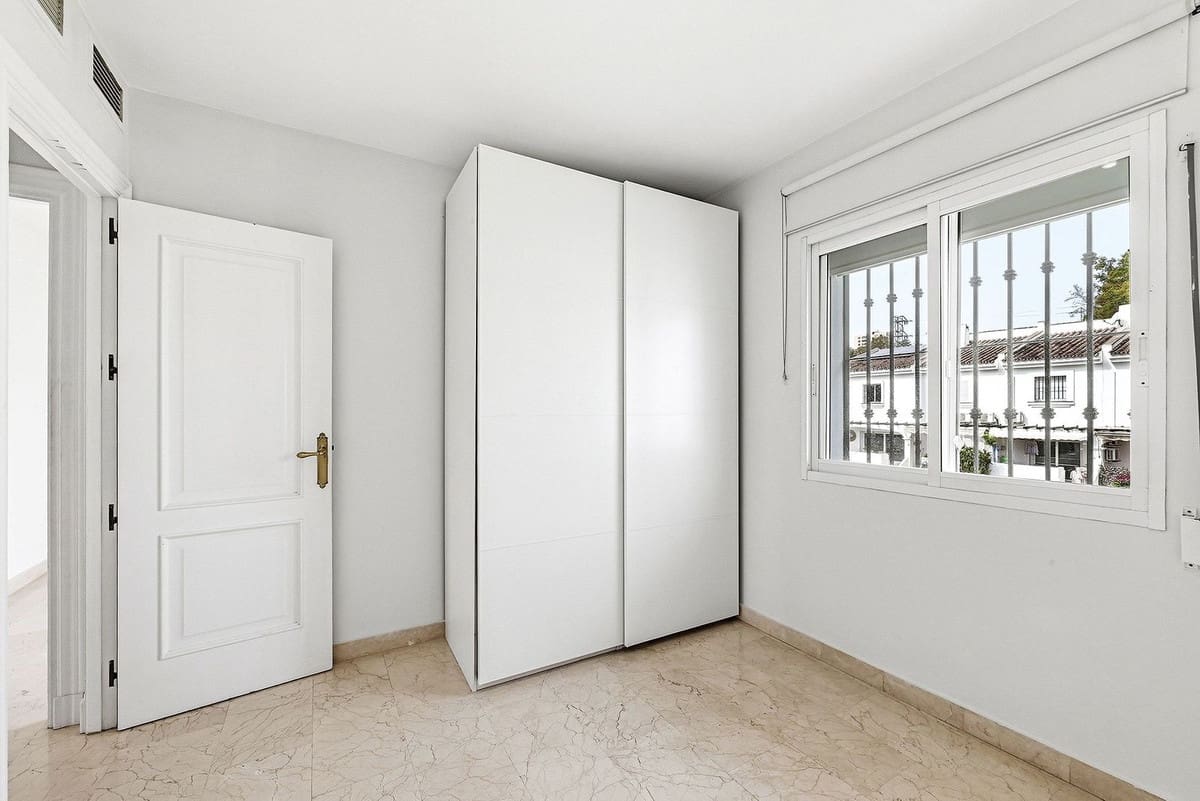 4 sypialnia Dom na sprzedaż w Nueva Andalucia z basenem garażem - 625 000 € (Ref: 9858156)