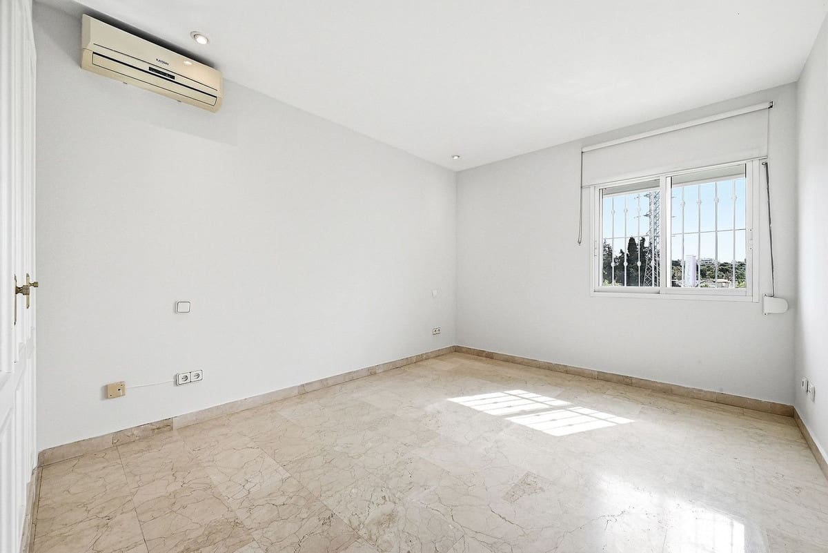 4 sypialnia Dom na sprzedaż w Nueva Andalucia z basenem garażem - 625 000 € (Ref: 9858156)
