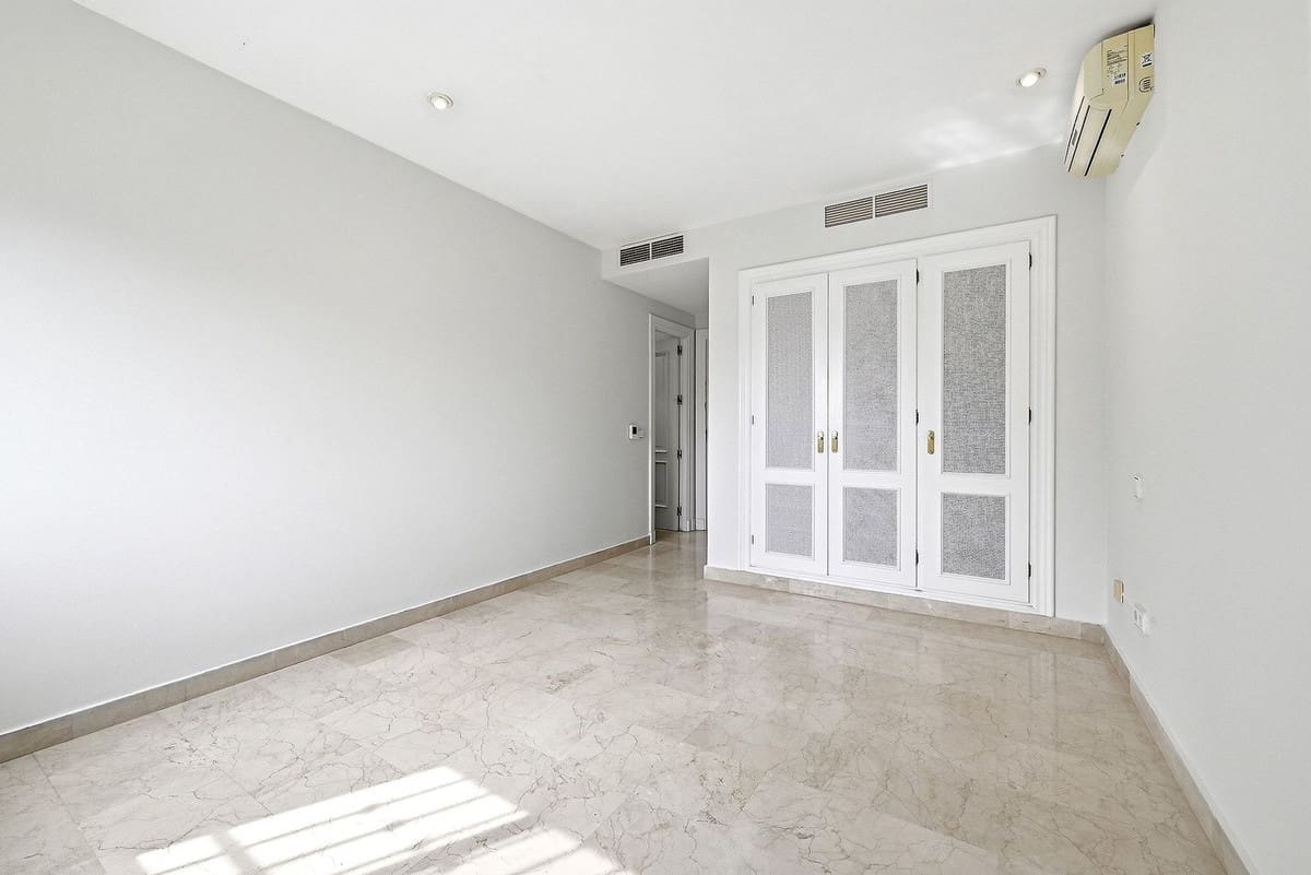 4 sypialnia Dom na sprzedaż w Nueva Andalucia z basenem garażem - 625 000 € (Ref: 9858156)