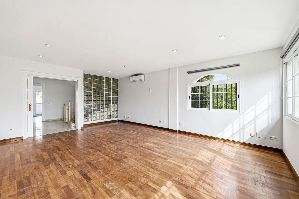 4 sypialnia Dom na sprzedaż w Nueva Andalucia z basenem garażem - 625 000 € (Ref: 9858156)