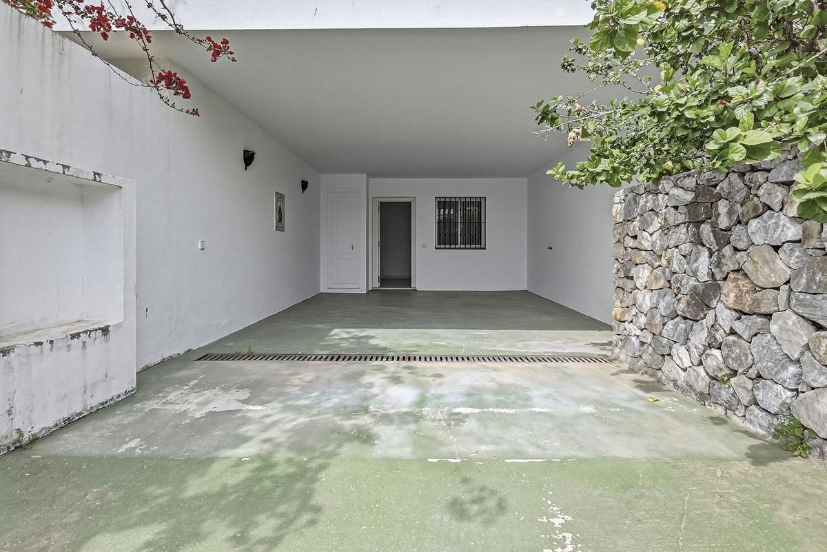4 sypialnia Dom na sprzedaż w Nueva Andalucia z basenem garażem - 625 000 € (Ref: 9858156)