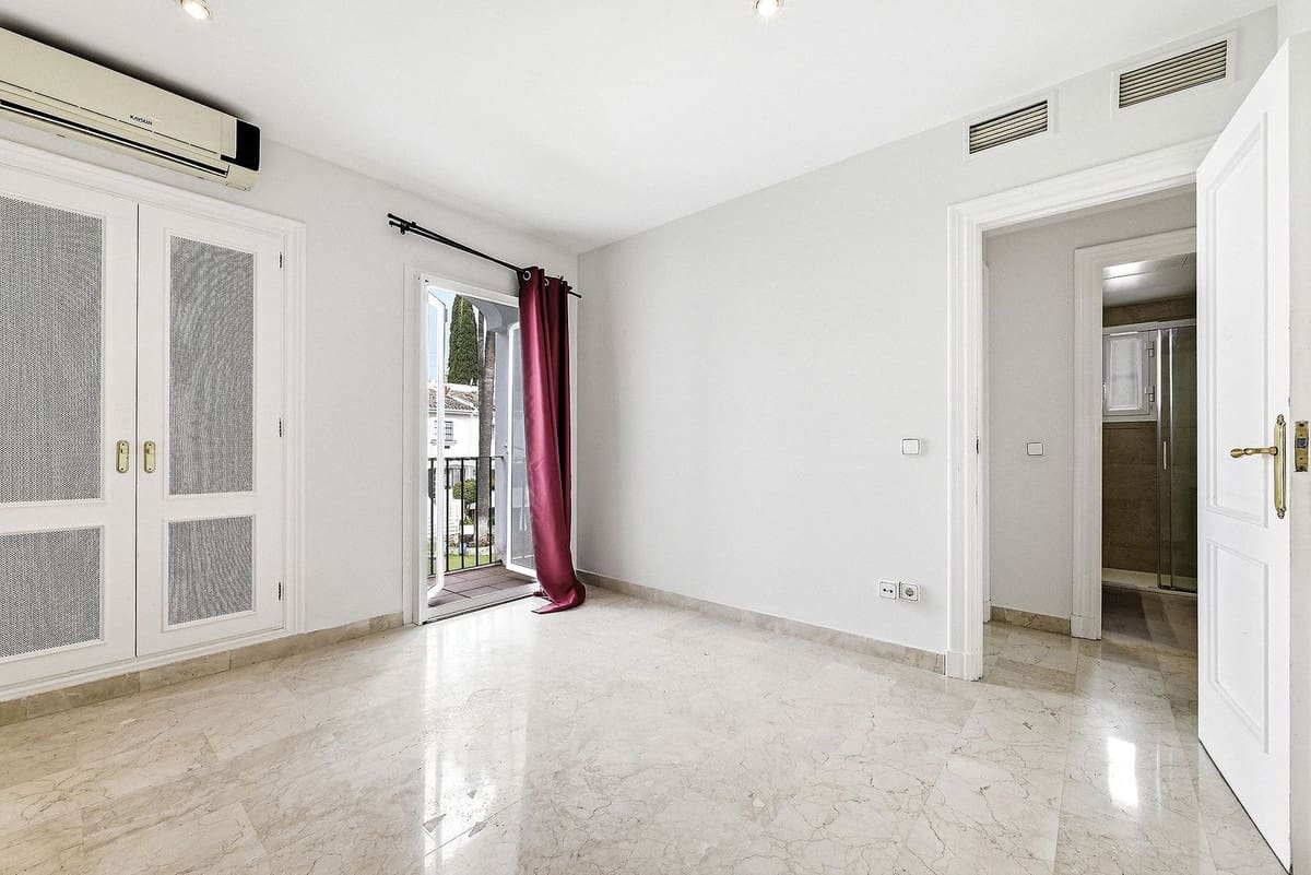4 sypialnia Dom na sprzedaż w Nueva Andalucia z basenem garażem - 625 000 € (Ref: 9858156)