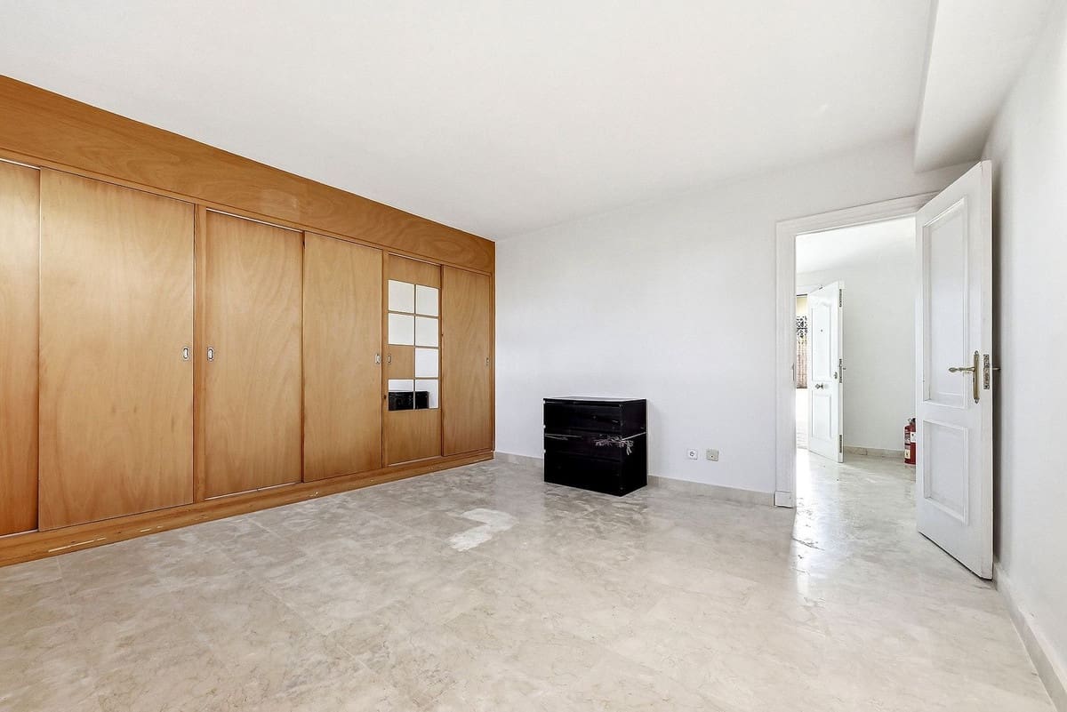 4 sypialnia Dom na sprzedaż w Nueva Andalucia z basenem garażem - 625 000 € (Ref: 9858156)