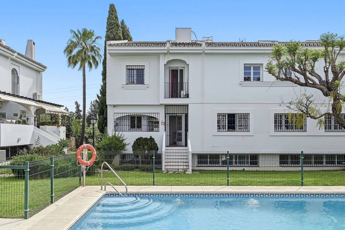 4 sypialnia Dom na sprzedaż w Nueva Andalucia z basenem garażem - 625 000 € (Ref: 9858156)