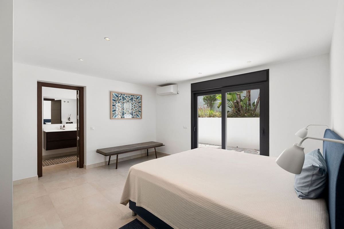 4 soveværelse Villa til salg i Nueva Andalucia med swimmingpool - € 2.990.000 (Ref: 9861995)