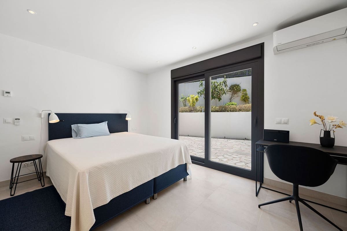4 soveværelse Villa til salg i Nueva Andalucia med swimmingpool - € 2.990.000 (Ref: 9861995)