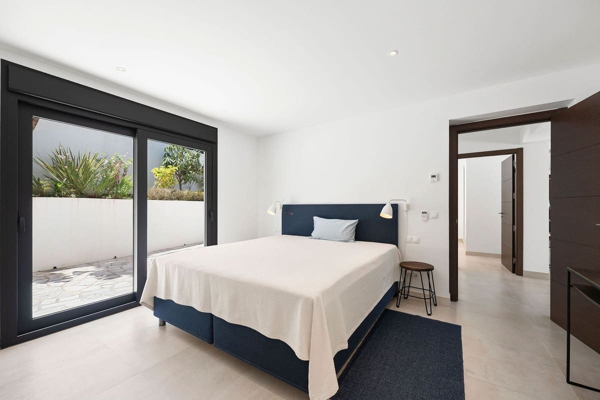 4 soveværelse Villa til salg i Nueva Andalucia med swimmingpool - € 2.990.000 (Ref: 9861995)