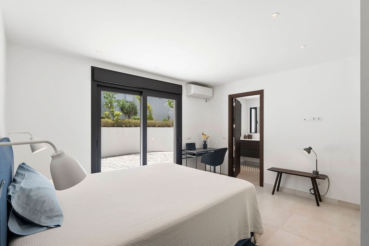 4 soveværelse Villa til salg i Nueva Andalucia med swimmingpool - € 2.990.000 (Ref: 9861995)