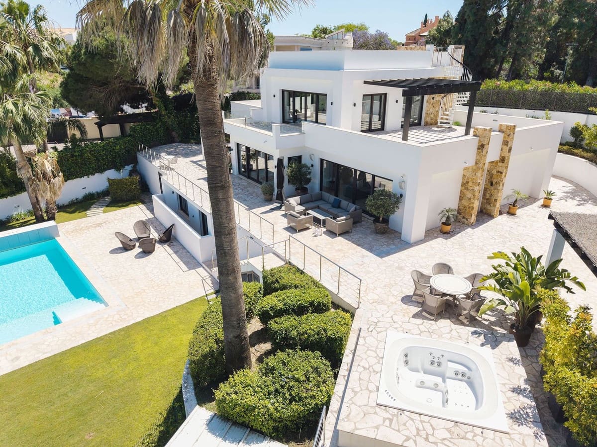 4 soveværelse Villa til salg i Nueva Andalucia med swimmingpool - € 2.990.000 (Ref: 9861995)