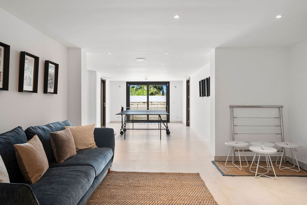 4 soveværelse Villa til salg i Nueva Andalucia med swimmingpool - € 2.990.000 (Ref: 9861995)