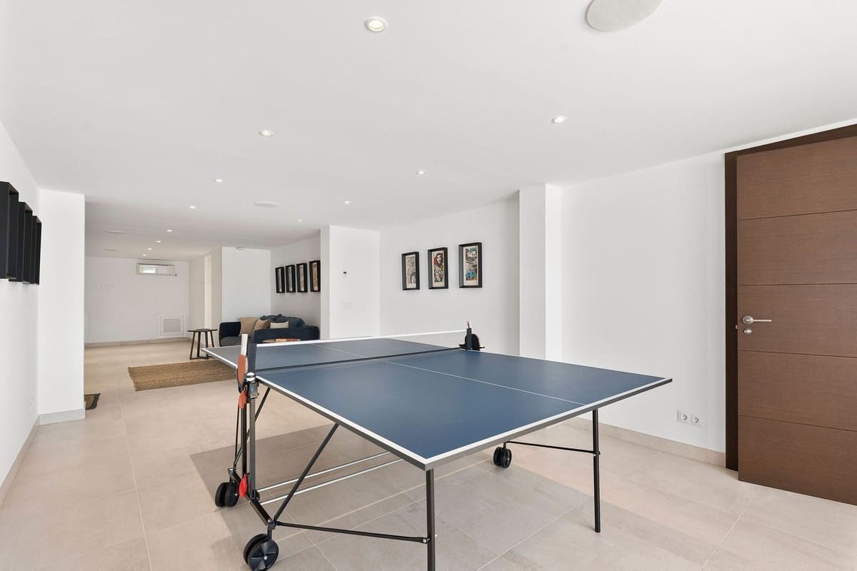 4 soveværelse Villa til salg i Nueva Andalucia med swimmingpool - € 2.990.000 (Ref: 9861995)