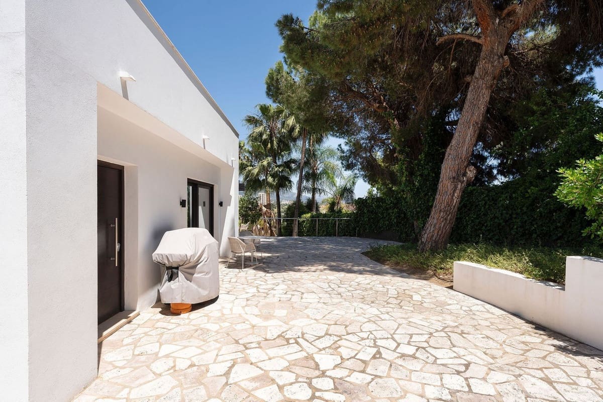 4 soveværelse Villa til salg i Nueva Andalucia med swimmingpool - € 2.990.000 (Ref: 9861995)