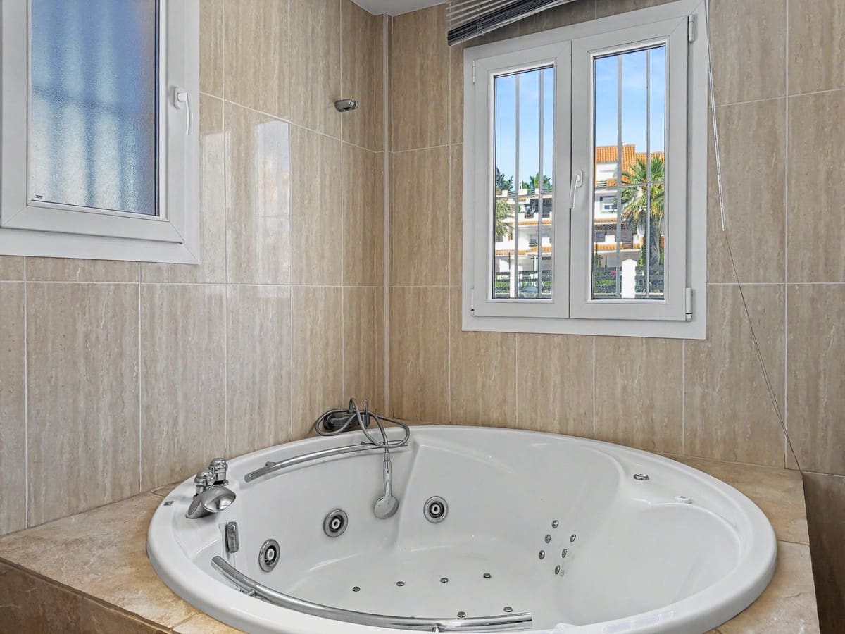 6 sovrum Villa till salu i Manilva med pool - 550 000 € (Ref: 9861999)