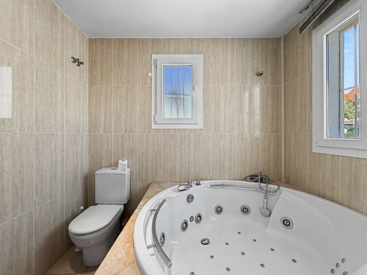 6 sovrum Villa till salu i Manilva med pool - 550 000 € (Ref: 9861999)