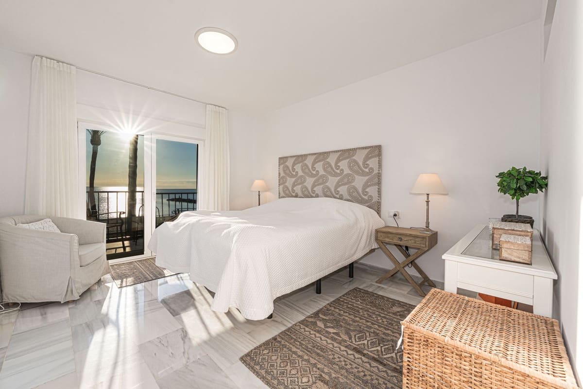 2 soverom Kjedet enebolig til salgs i La Duquesa / Puerto de la Duquesa med svømmebasseng - € 569 000 (Ref: 9862000)