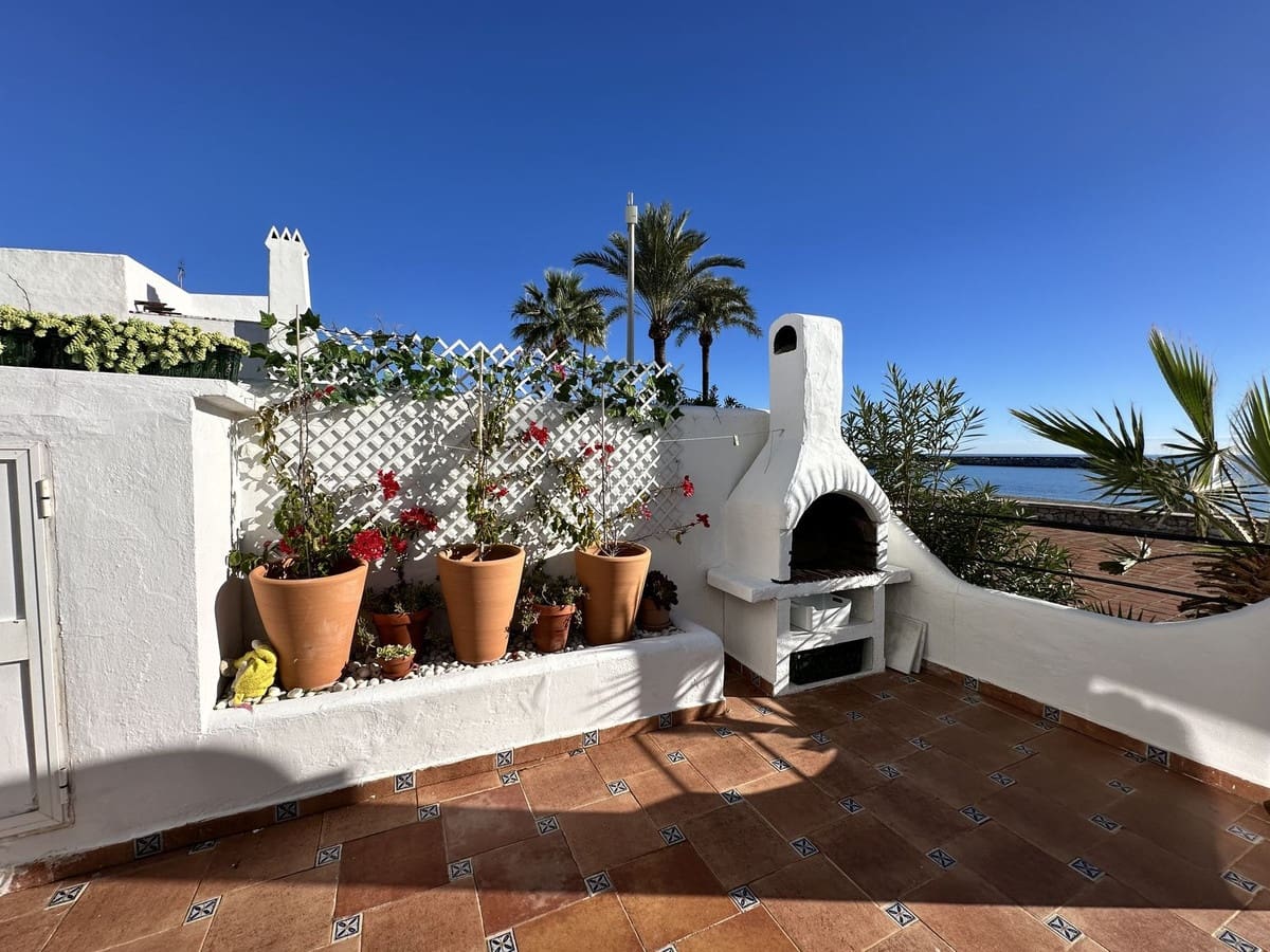 2 soverom Kjedet enebolig til salgs i La Duquesa / Puerto de la Duquesa med svømmebasseng - € 569 000 (Ref: 9862000)