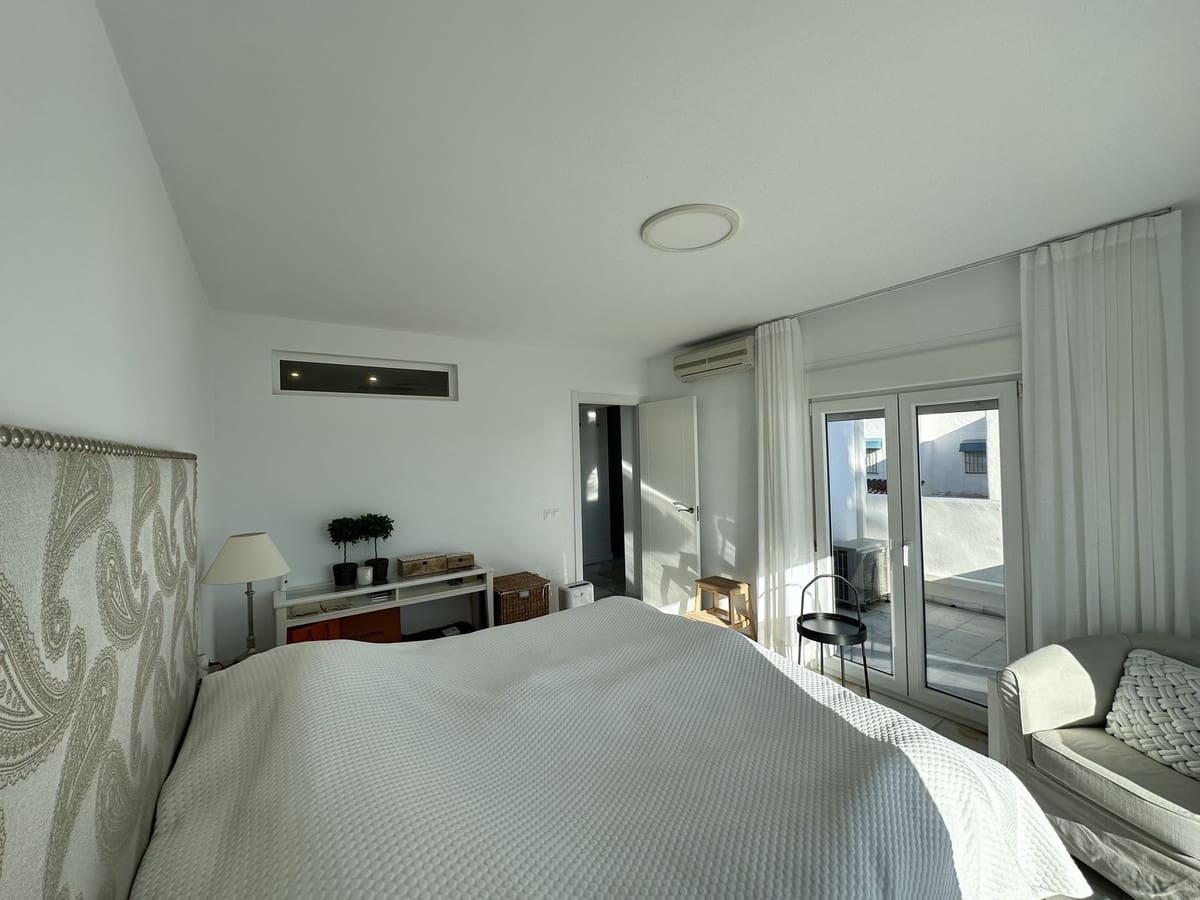 2 soverom Kjedet enebolig til salgs i La Duquesa / Puerto de la Duquesa med svømmebasseng - € 569 000 (Ref: 9862000)