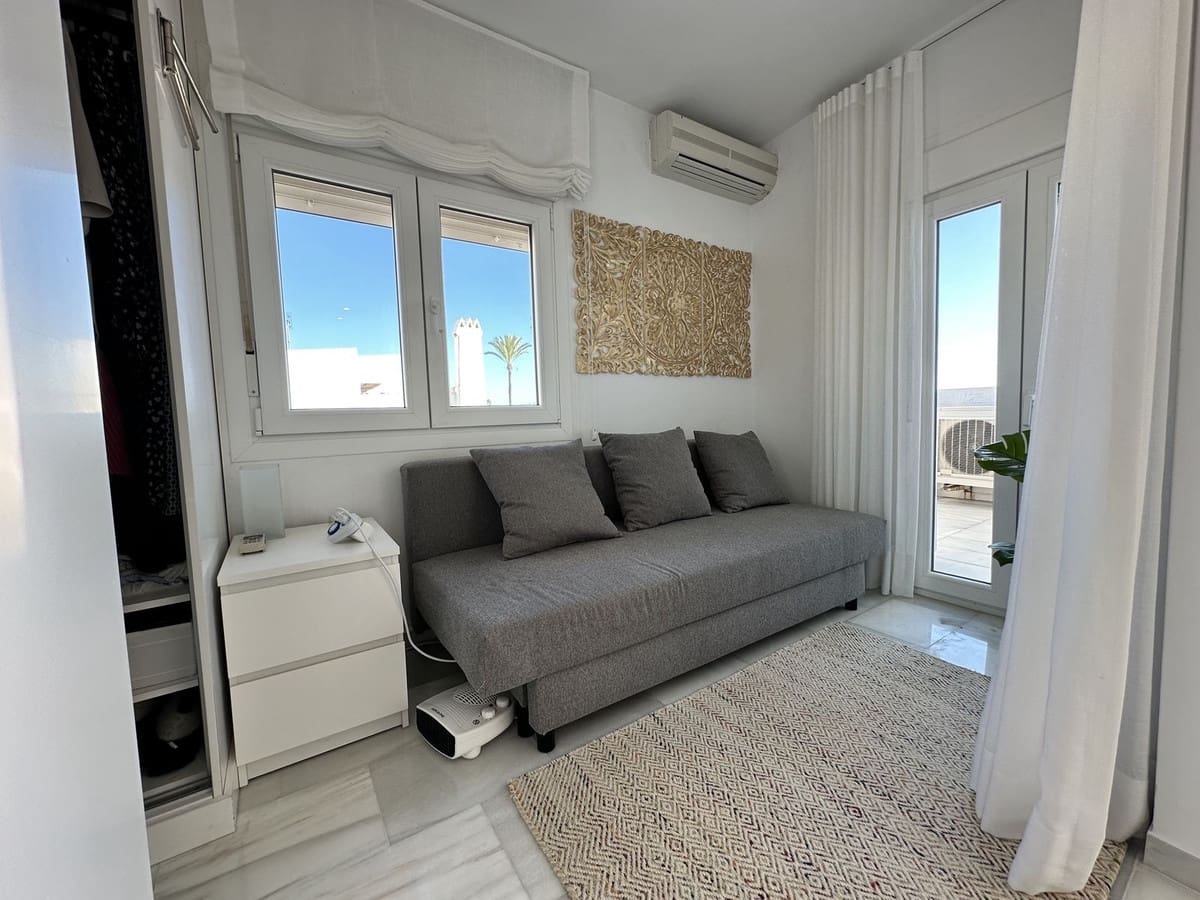 2 soverom Kjedet enebolig til salgs i La Duquesa / Puerto de la Duquesa med svømmebasseng - € 569 000 (Ref: 9862000)