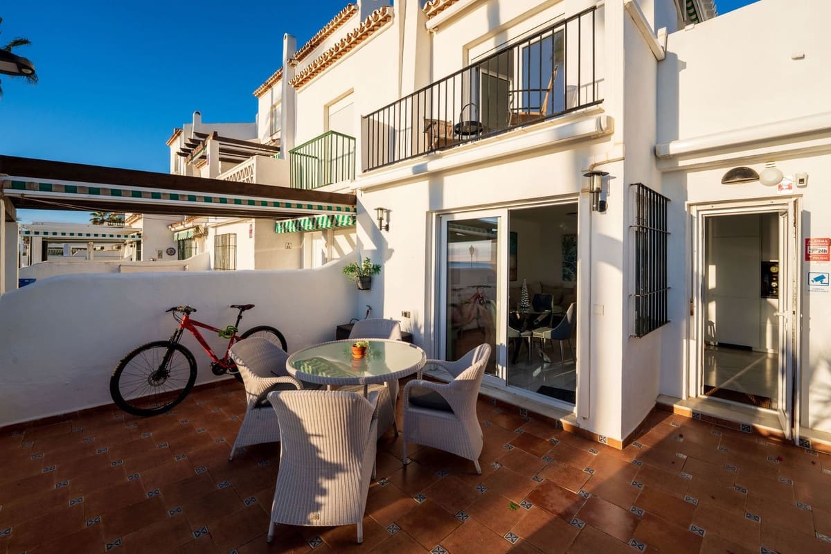 2 soverom Kjedet enebolig til salgs i La Duquesa / Puerto de la Duquesa med svømmebasseng - € 569 000 (Ref: 9862000)