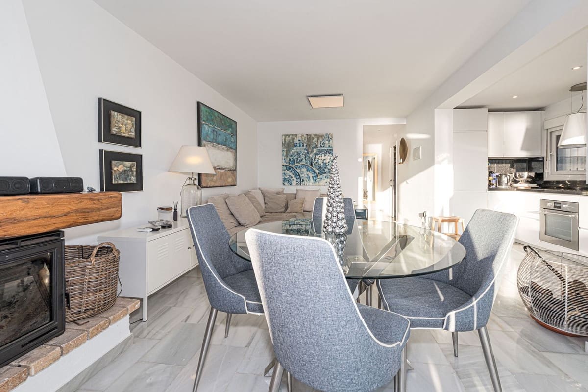 2 soverom Kjedet enebolig til salgs i La Duquesa / Puerto de la Duquesa med svømmebasseng - € 569 000 (Ref: 9862000)