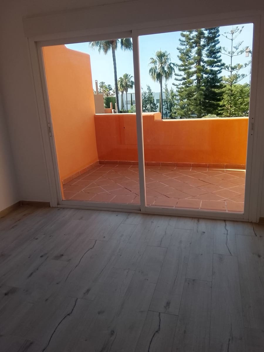 3 sovrum Semi-fristående Villa till salu i Benahavis med pool - 676 000 € (Ref: 9862004)