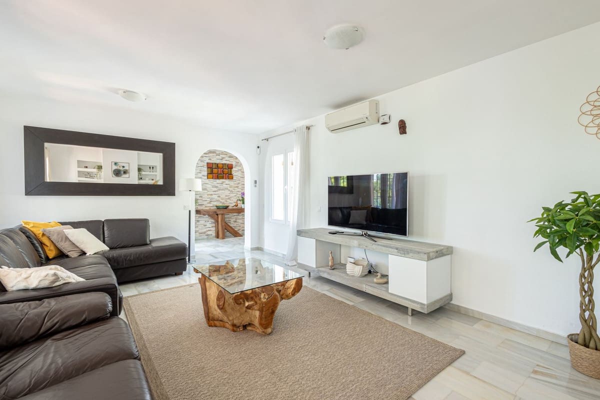 3 soverom Villa til salgs i Estepona med svømmebasseng garasje - € 850 000 (Ref: 9862005)