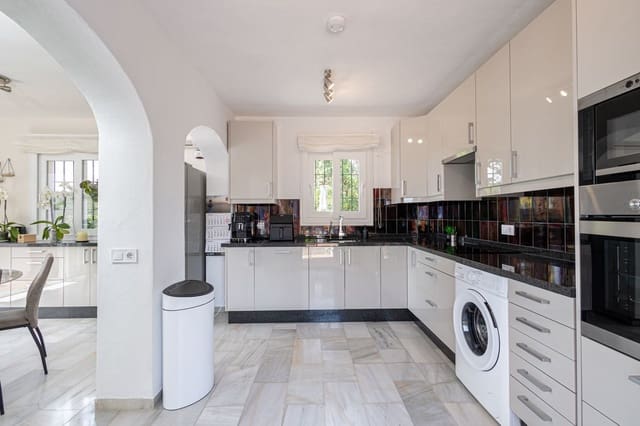3 soverom Villa til salgs i Centro, Estepona med svømmebasseng garasje - € 850 000 (Ref: 9862005)