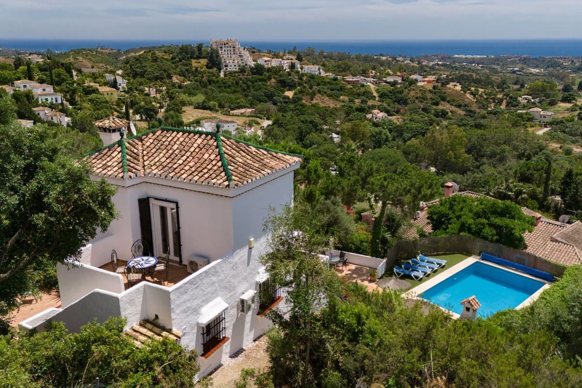 3 soverom Villa til salgs i Estepona med svømmebasseng garasje - € 850 000 (Ref: 9862005)