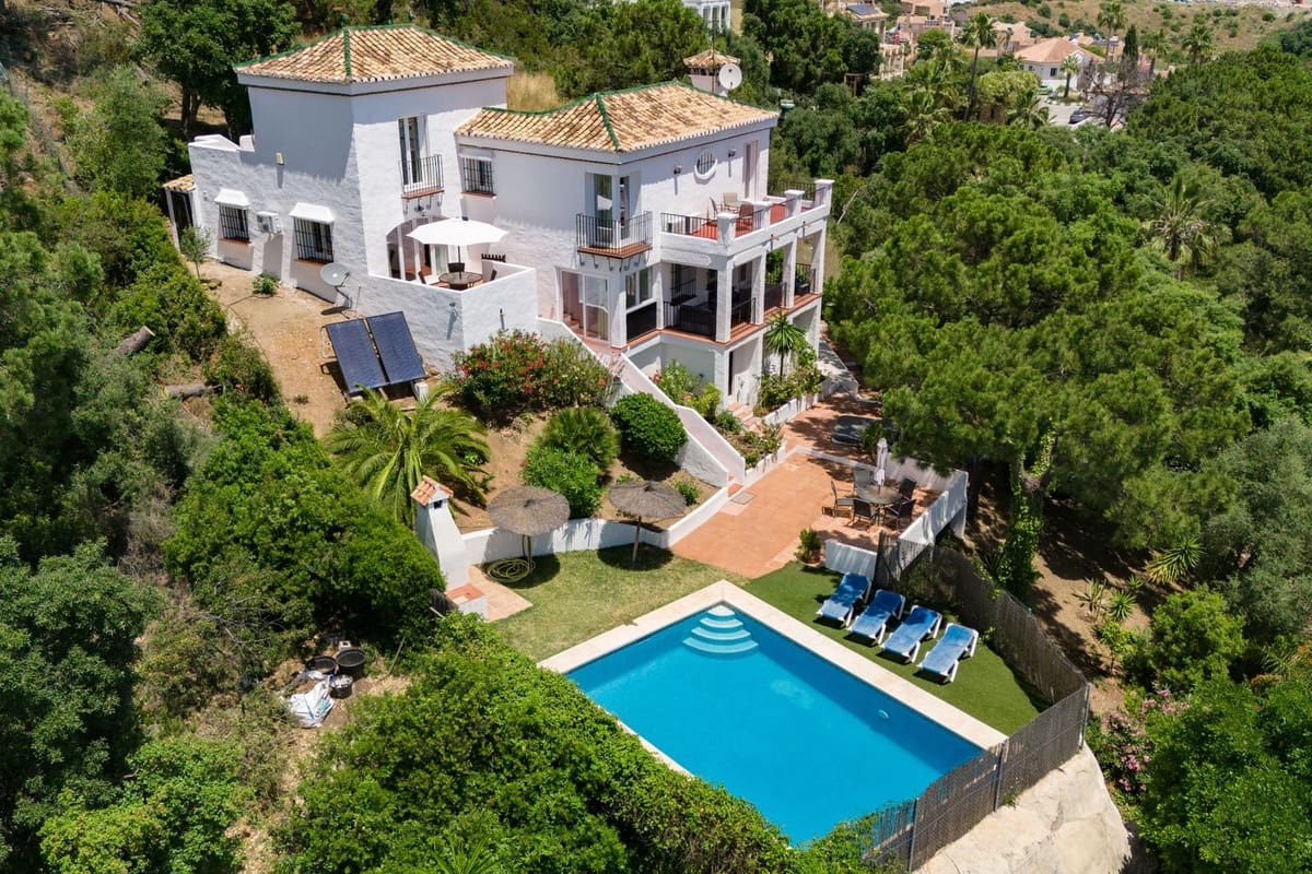 3 soverom Villa til salgs i Estepona med svømmebasseng garasje - € 850 000 (Ref: 9862005)