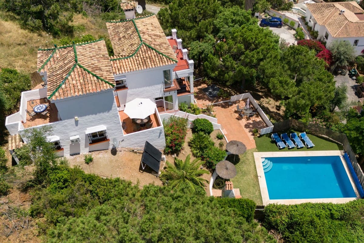 3 soverom Villa til salgs i Estepona med svømmebasseng garasje - € 850 000 (Ref: 9862005)