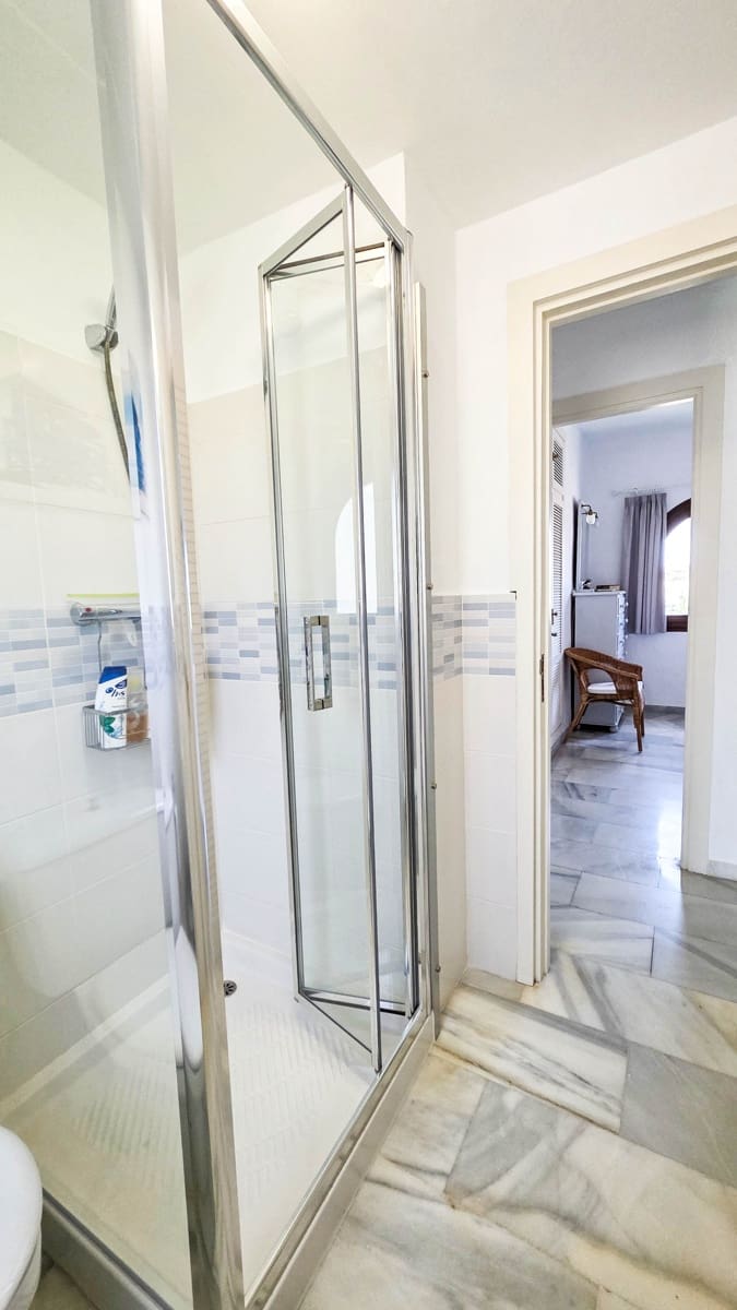 3 sovrum Hus till salu i La Duquesa / Puerto de la Duquesa med pool - 485 000 € (Ref: 9865346)