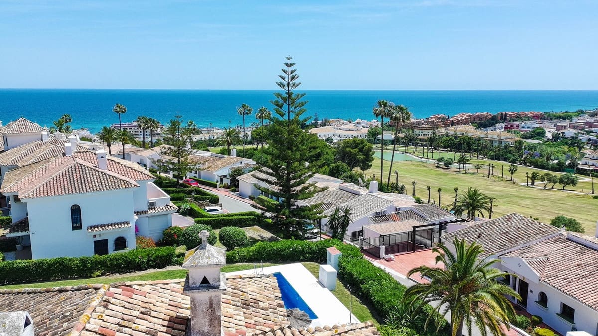 3 sovrum Hus till salu i La Duquesa / Puerto de la Duquesa med pool - 485 000 € (Ref: 9865346)