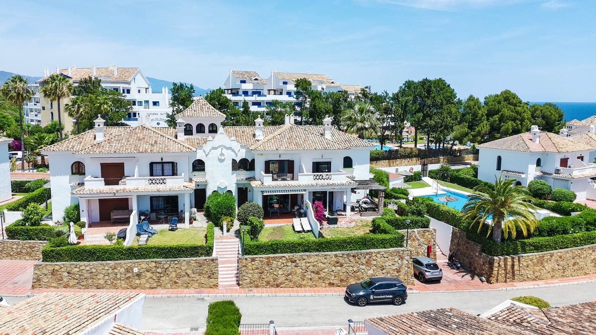 3 sovrum Hus till salu i La Duquesa / Puerto de la Duquesa med pool - 485 000 € (Ref: 9865346)