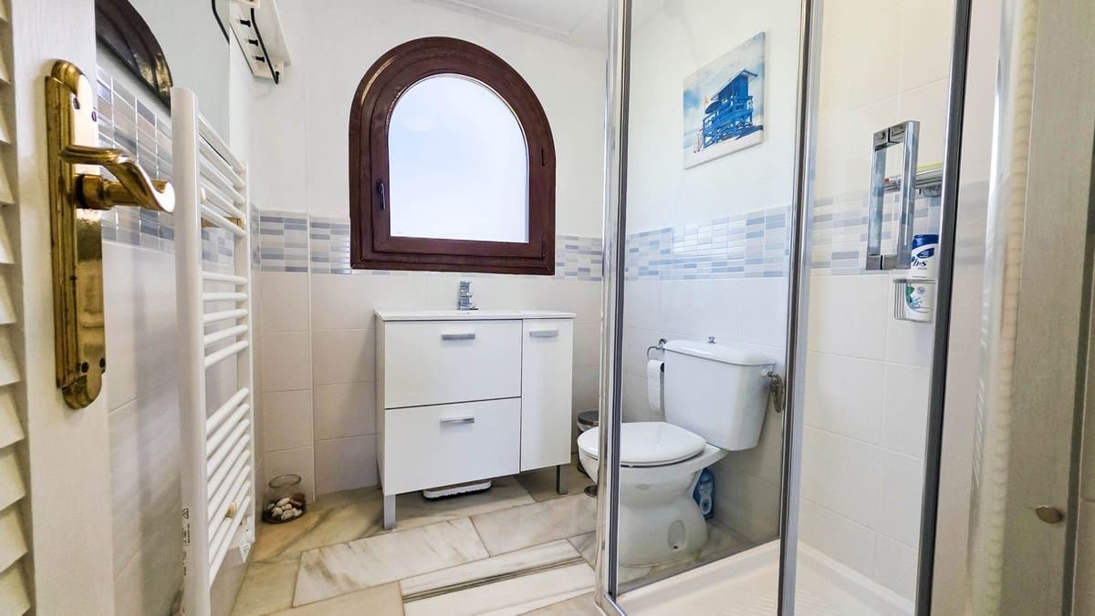 3 sovrum Hus till salu i La Duquesa / Puerto de la Duquesa med pool - 485 000 € (Ref: 9865346)