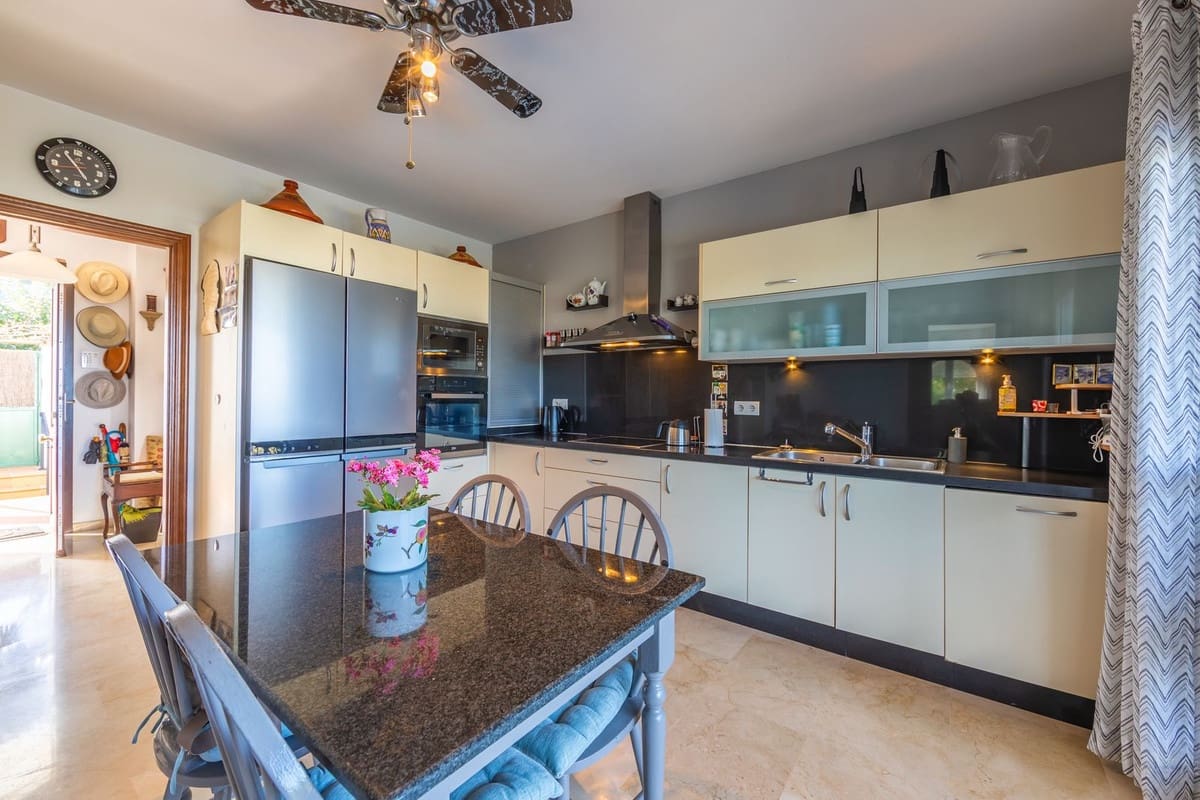 3 makuuhuone Huvila myytävänä paikassa La Duquesa / Puerto de la Duquesa mukana uima-altaan - 875 000 € (Ref: 9865350)