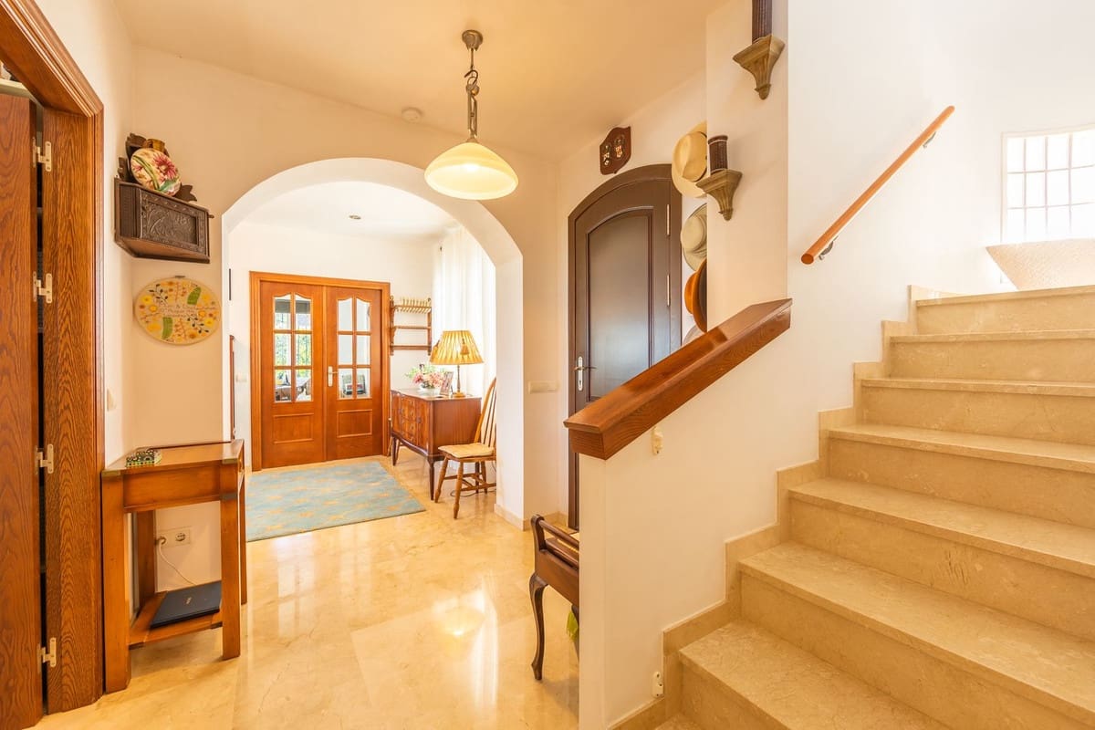 3 makuuhuone Huvila myytävänä paikassa La Duquesa / Puerto de la Duquesa mukana uima-altaan - 875 000 € (Ref: 9865350)