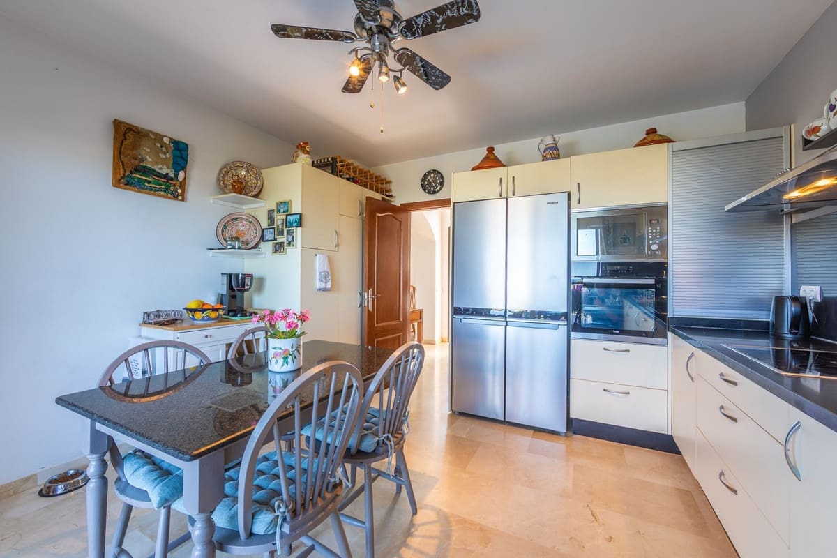 3 makuuhuone Huvila myytävänä paikassa La Duquesa / Puerto de la Duquesa mukana uima-altaan - 875 000 € (Ref: 9865350)
