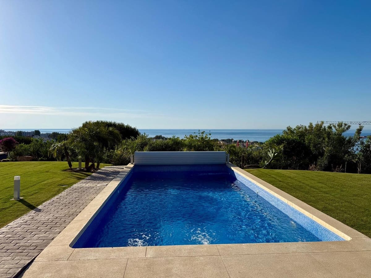 4 bedroom Villa for sale in Manilva with pool - € 1,099,000 (Ref: 9870250)