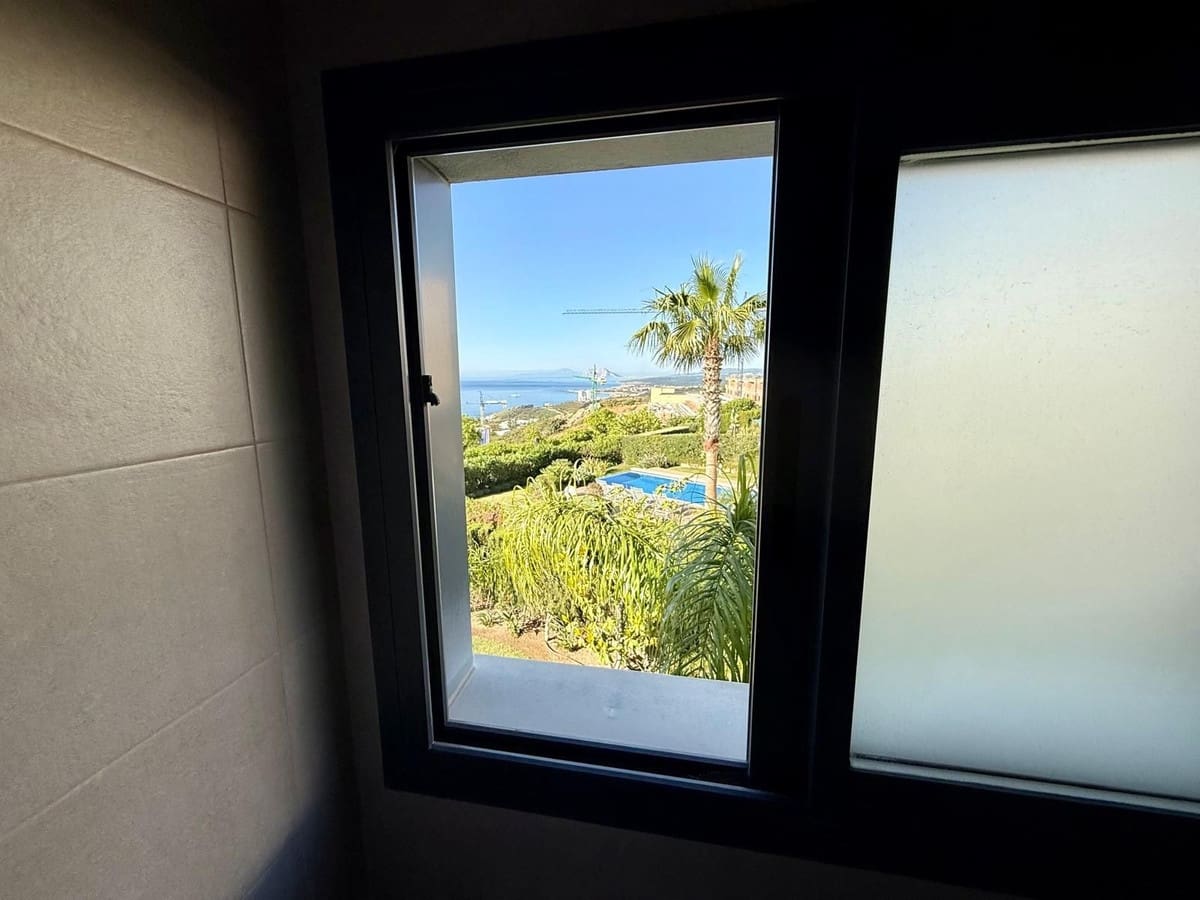 4 bedroom Villa for sale in Manilva with pool - € 1,099,000 (Ref: 9870250)