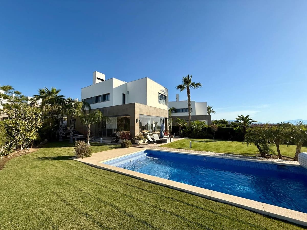 4 bedroom Villa for sale in Manilva with pool - € 1,099,000 (Ref: 9870250)