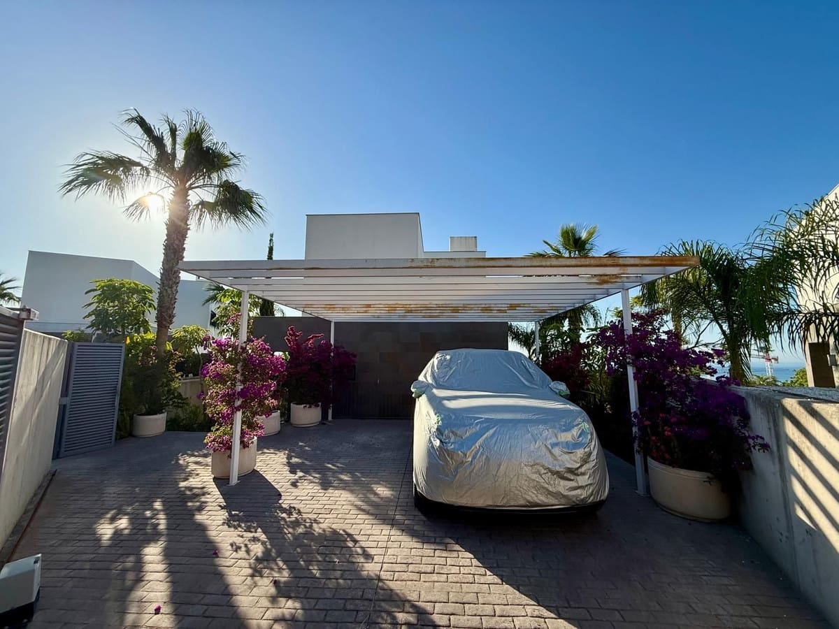 4 bedroom Villa for sale in Manilva with pool - € 1,099,000 (Ref: 9870250)