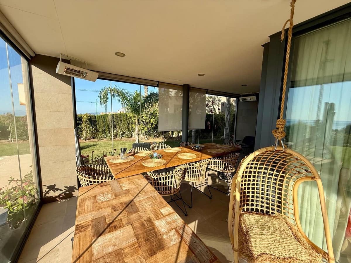 4 bedroom Villa for sale in Manilva with pool - € 1,099,000 (Ref: 9870250)