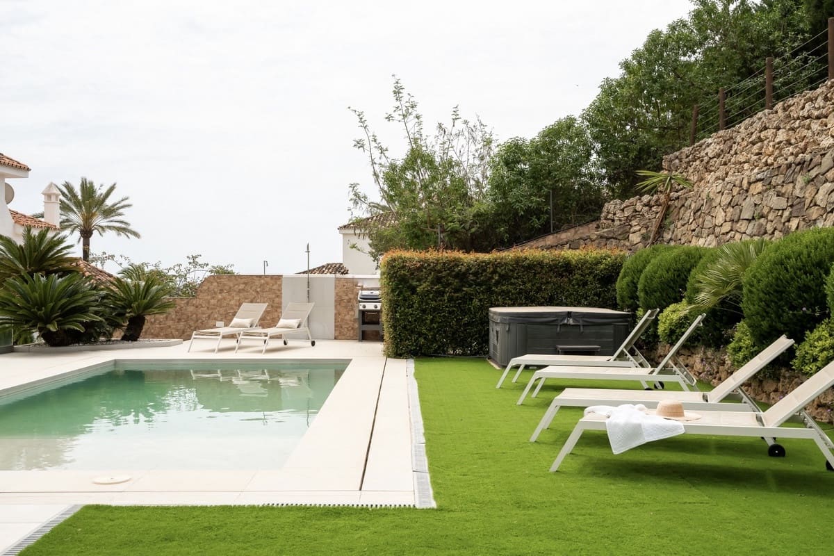 5 soverom Villa til salgs i Nueva Andalucia med svømmebasseng - € 2 595 000 (Ref: 9876011)