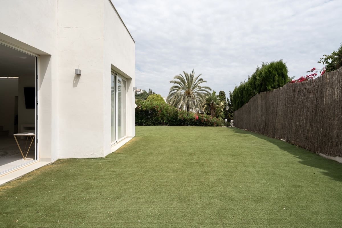 5 soverom Villa til salgs i Nueva Andalucia med svømmebasseng - € 2 595 000 (Ref: 9876011)