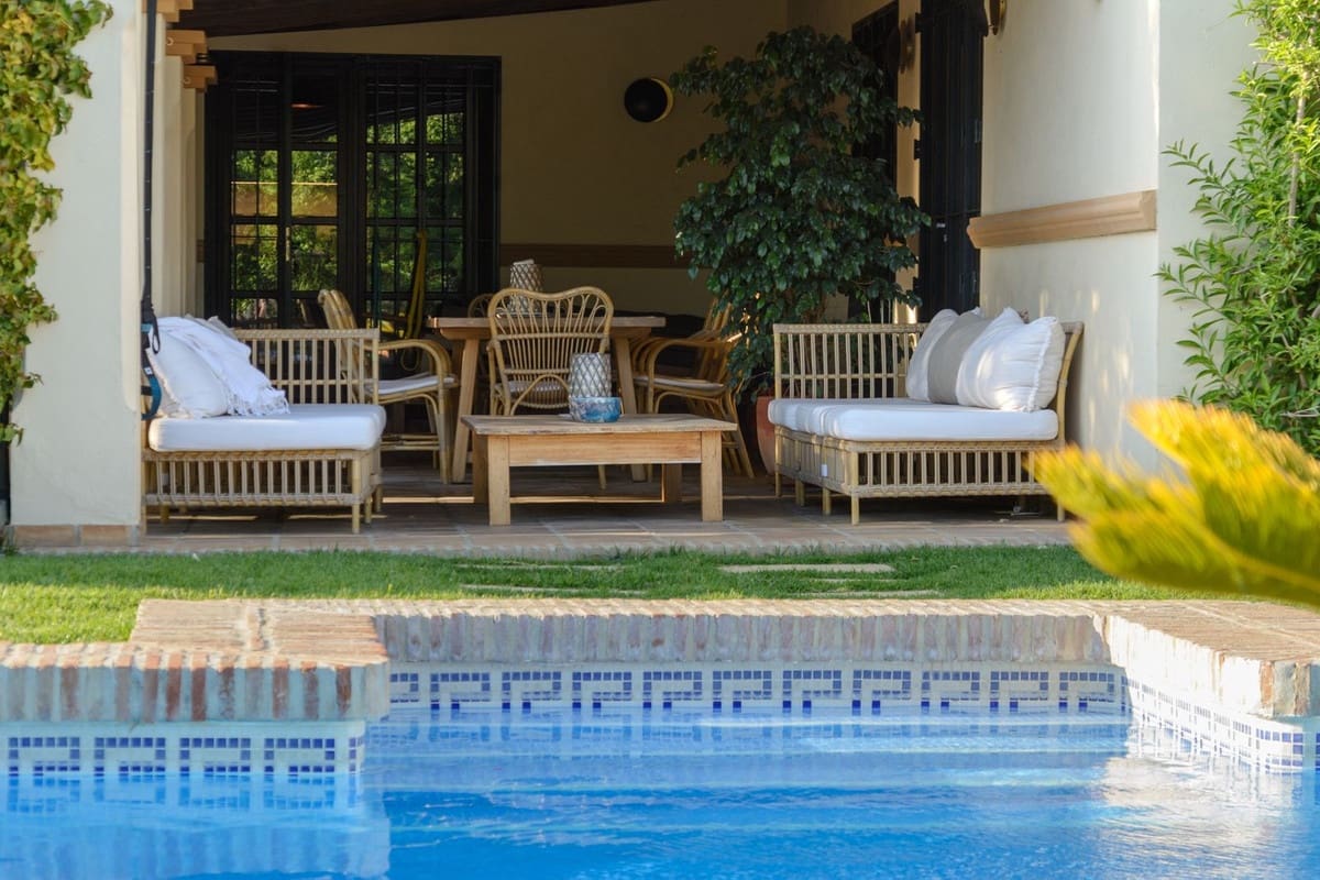 5 bedroom Villa for sale in San Pedro de Alcantara with pool - € 2,975,000 (Ref: 9876013)
