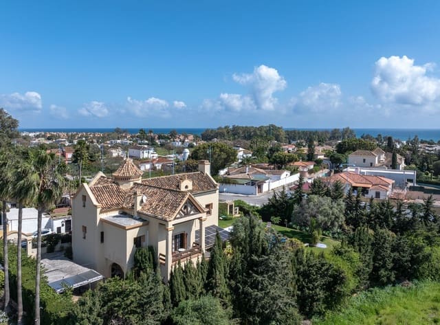 5 bedroom Villa for sale in San Pedro de Alcántara Pueblo, Marbella with pool - € 2,975,000 (Ref: 9876013)