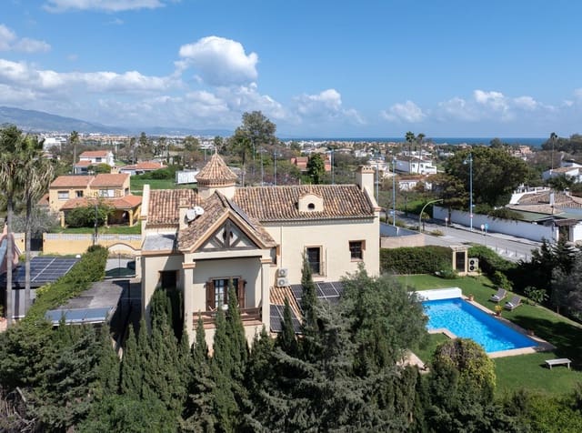 5 bedroom Villa for sale in San Pedro de Alcántara Pueblo, Marbella with pool - € 2,975,000 (Ref: 9876013)