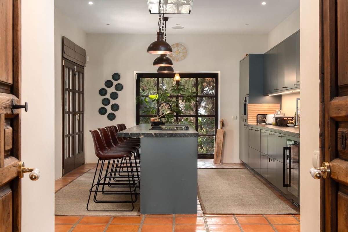 5 bedroom Villa for sale in San Pedro de Alcantara with pool - € 2,975,000 (Ref: 9876013)