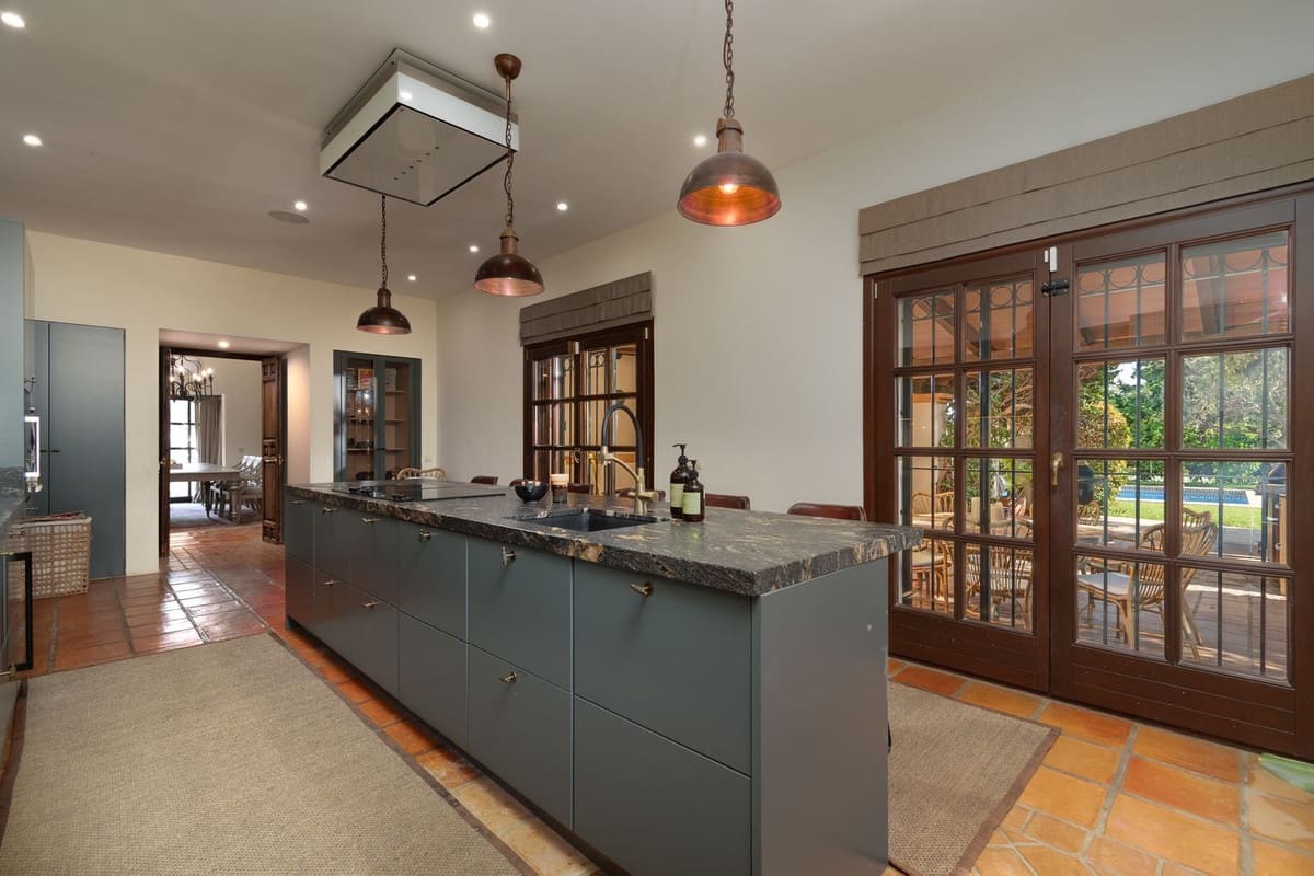 5 bedroom Villa for sale in San Pedro de Alcantara with pool - € 2,975,000 (Ref: 9876013)